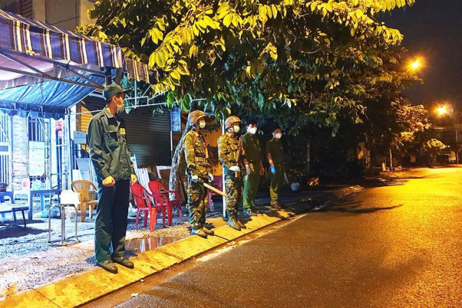 Lực lượng quân đội cùng tham gia túc trực các chốt kiểm soát dịch - 7