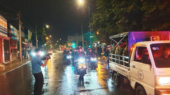 Lực lượng quân đội cùng tham gia túc trực các chốt kiểm soát dịch - 8