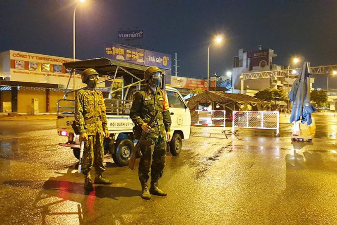 Lực lượng quân đội cùng tham gia túc trực các chốt kiểm soát dịch - 9