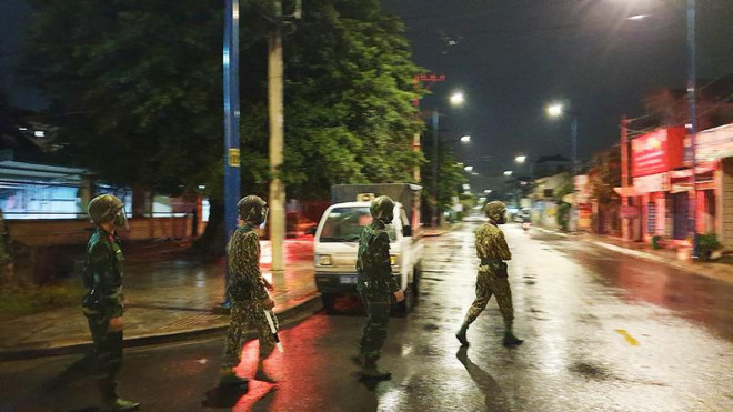 Lực lượng quân đội cùng tham gia túc trực các chốt kiểm soát dịch - 6