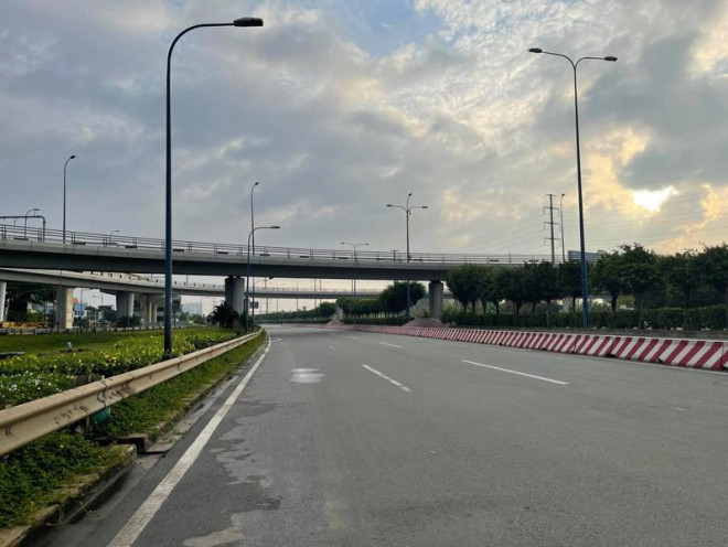 Hình ảnh đường phố TP.HCM ngày đầu thực hiện cách ly triệt để - 3