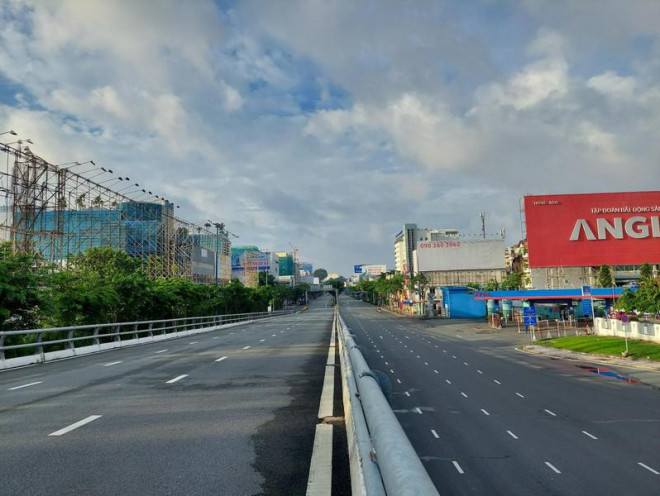 Hình ảnh đường phố TP.HCM ngày đầu thực hiện cách ly triệt để - 2