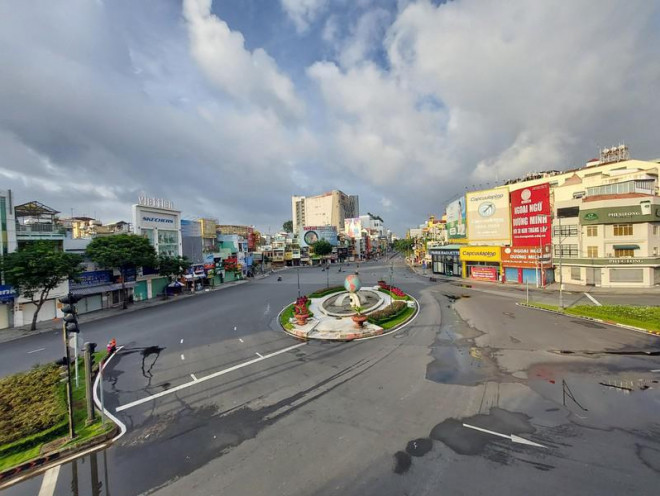 Hình ảnh đường phố TP.HCM ngày đầu thực hiện cách ly triệt để - 8