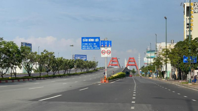 Hình ảnh đường phố TP.HCM ngày đầu thực hiện cách ly triệt để - 7