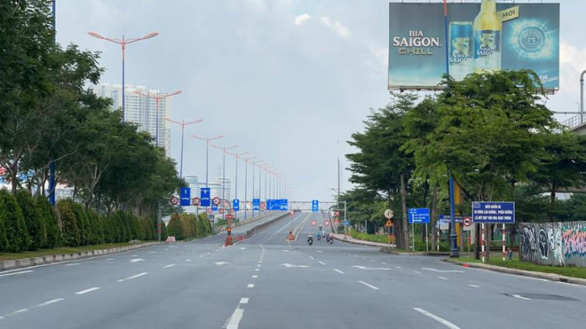 Hình ảnh đường phố TP.HCM ngày đầu thực hiện cách ly triệt để - 6