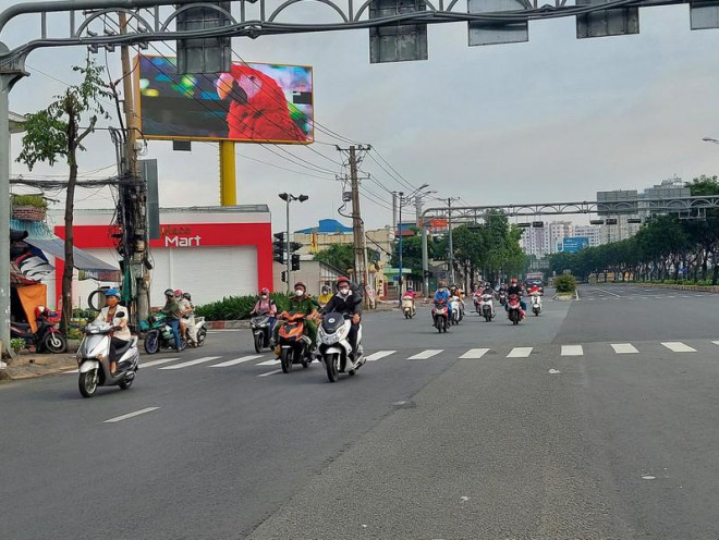 Hình ảnh đường phố TP.HCM ngày đầu thực hiện cách ly triệt để - 9