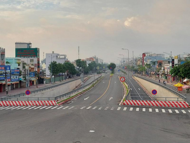 Hình ảnh đường phố TP.HCM ngày đầu thực hiện cách ly triệt để - 5