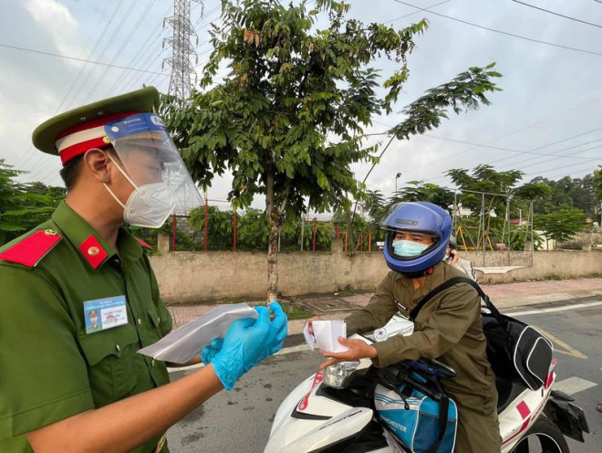 Hình ảnh đường phố TP.HCM ngày đầu thực hiện cách ly triệt để - 14