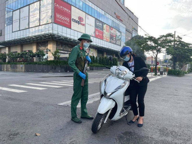 Hình ảnh đường phố TP.HCM ngày đầu thực hiện cách ly triệt để - 16