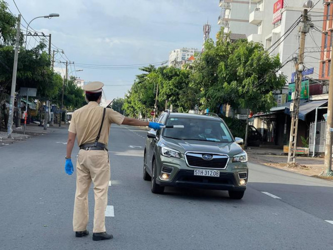 Hình ảnh đường phố TP.HCM ngày đầu thực hiện cách ly triệt để - 15