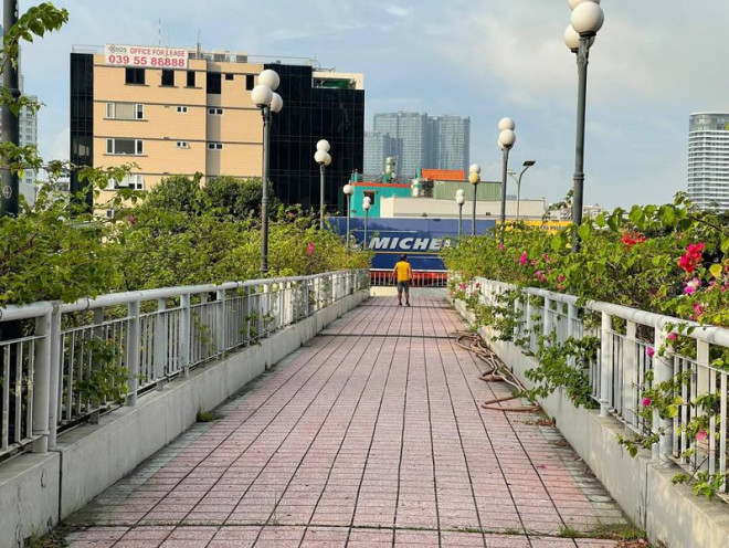 Hình ảnh đường phố TP.HCM ngày đầu thực hiện cách ly triệt để - 18