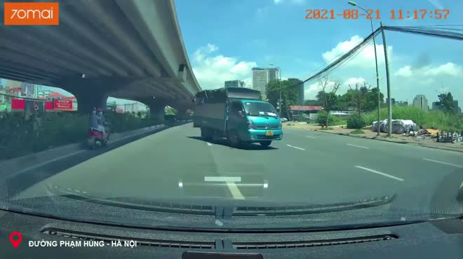 Clip: Ô tô tải liều lĩnh chạy ngược chiều trên phố Hà Nội - 1