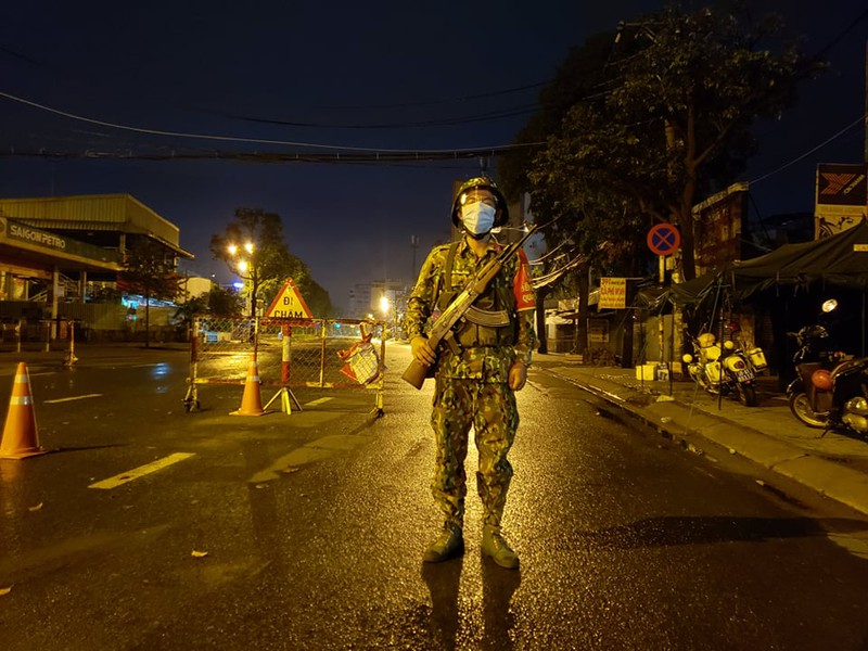 Lực lượng quân đội cùng tham gia túc trực các chốt kiểm soát dịch - 10