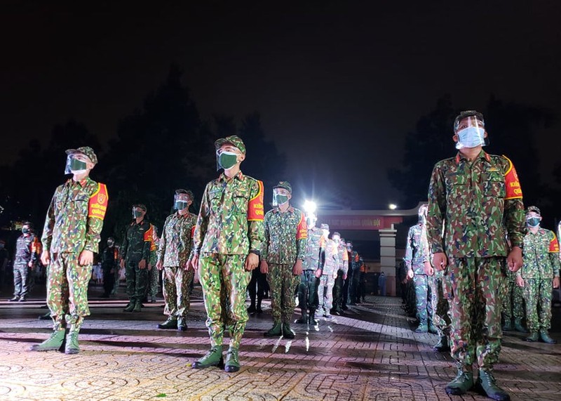 Lực lượng quân đội cùng tham gia túc trực các chốt kiểm soát dịch - 11