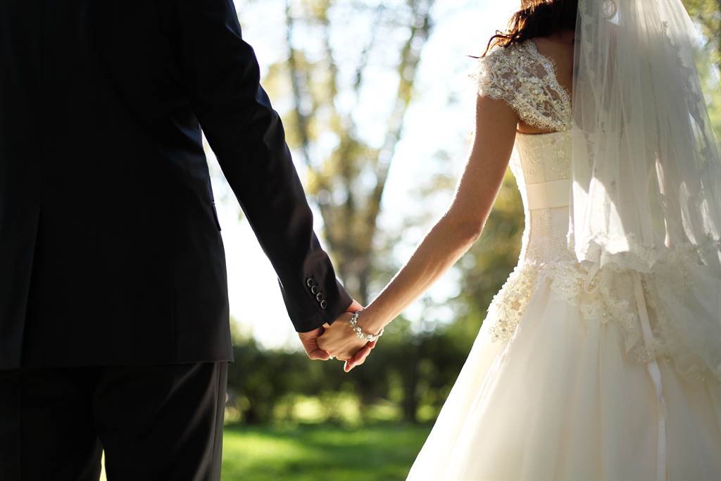 Bị ép ký thỏa thuận tiền hôn nhân, cô gái uất ức nói: “Lương tôi cao gấp 4 lần” - 1