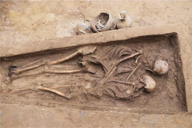 Mộ cổ lãng mạn nhất thế giới: cặp đôi ôm chặt nhau suốt 1.600 năm - 1