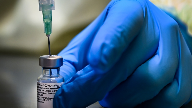 Hơn 500 người cần tiêm lại vaccine Covid-19 vì sự cố ở Canada - 1