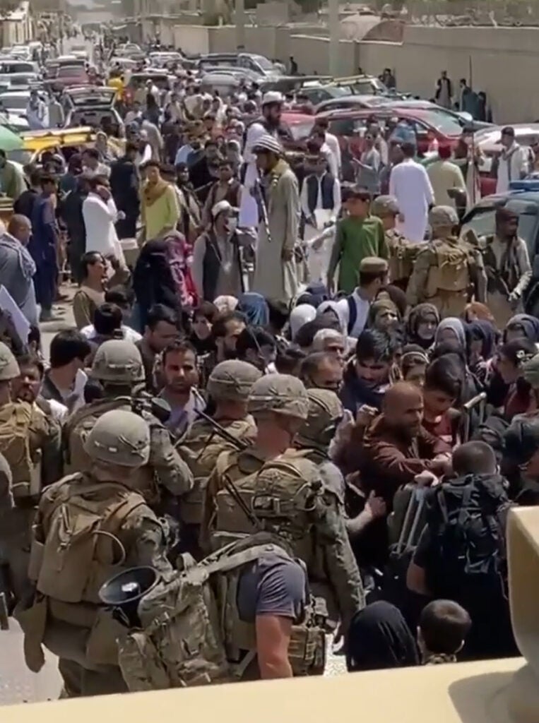 Video: Khoảnh khắc “không thể tin được” giữa lính Mỹ và tay súng Taliban ngoài sân bay Kabul - 1