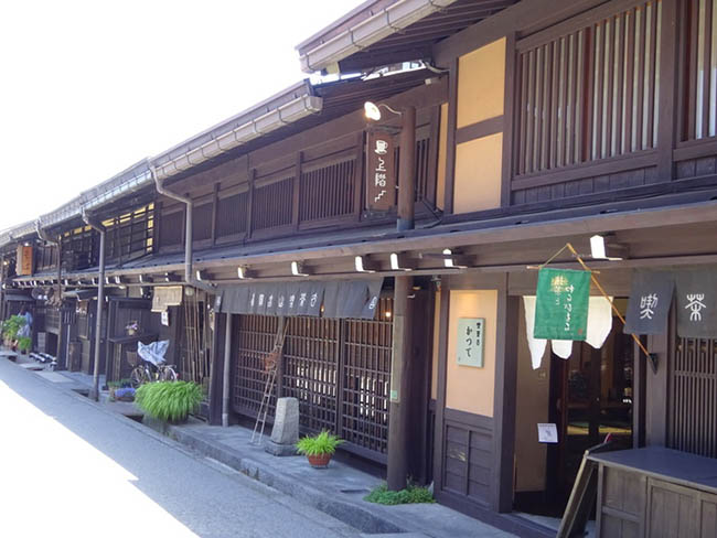 Phố cổ Hida Takayama thuộc tỉnh Gifu, Nhật Bản. Nơi này trước đây là một thị trấn phát triển rất thịnh vượng vào đầu thời kỳ Edo thế kỷ 17. Tính tới thời điểm hiện tại, nó gần như giữ nguyên vẹn những tàn tích của một thị trấn thương mại ngày trước.
