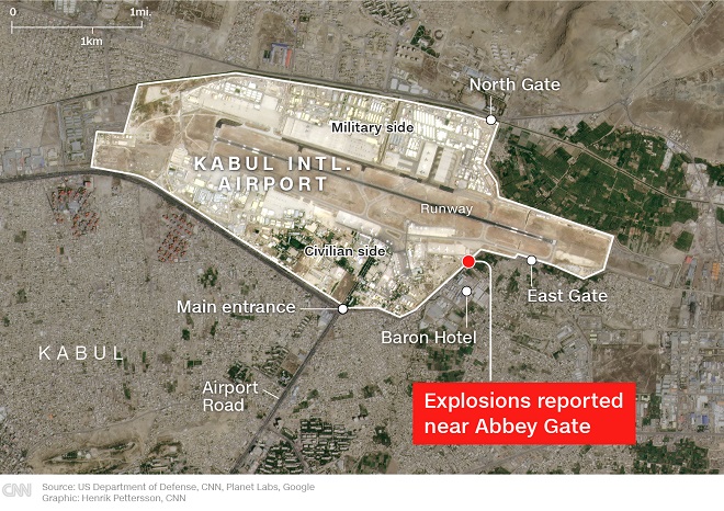 Hiện trường vụ IS đánh bom tự sát khiến ít nhất 70 người thiệt mạng ở sân bay Kabul - 1
