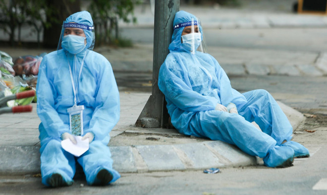 Clip: Hình ảnh nhân viên y tế ngồi dưới gốc cây tại ổ dịch “nóng” nhất Hà Nội - 1