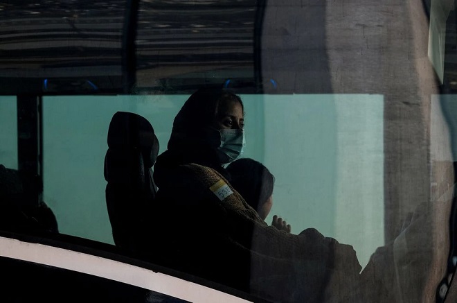 Người đàn ông ngồi ở Mỹ giúp vợ vượt chốt kiểm soát ở sân bay Kabul - 1