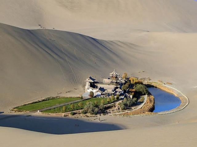 Du lịch - Kỳ lạ hồ bán nguyệt “lọt thỏm” giữa sa mạc