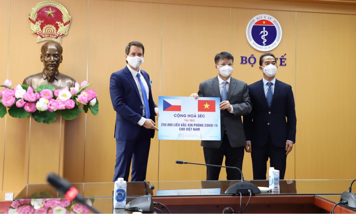 Việt Nam tiếp nhận hơn 250.000 liều vắc-xin COVID-19 từ Cộng hoà Séc - 1