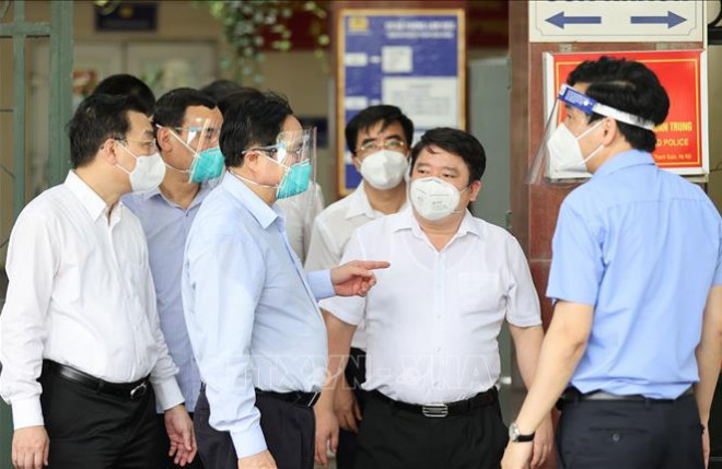 Thủ tướng Phạm Minh Chính kiểm tra đột xuất các điểm nóng về dịch Covid-19 ở Hà Nội - 7
