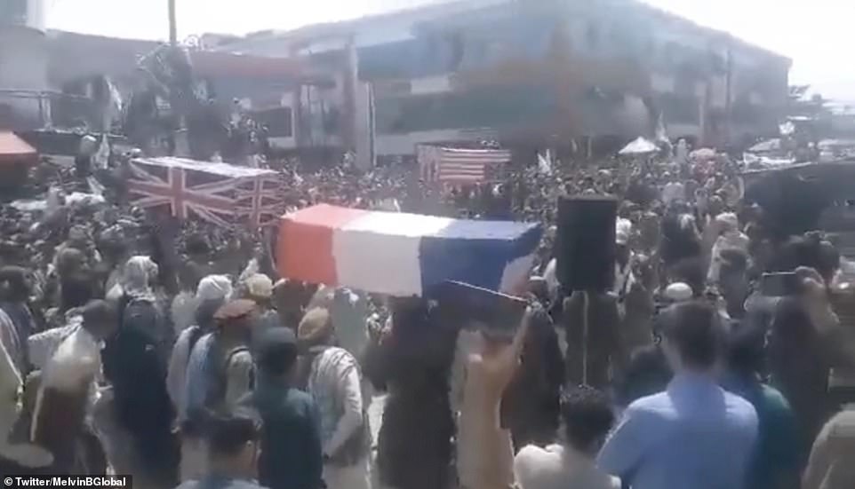 Video: Taliban phủ cờ Mỹ, Anh, Pháp lên quan tài, diễu hành mừng chiến thắng - 1