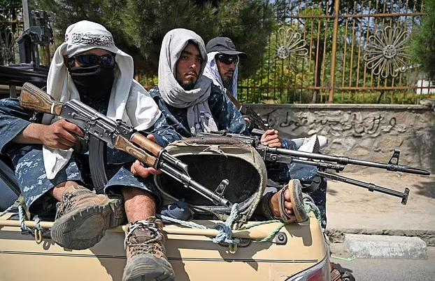 Taliban gửi thư đe dọa tới tận cửa nhà người dân ở Afghanistan - 1