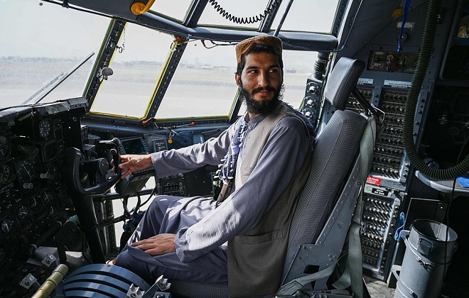 Đằng sau chuyện Mỹ bỏ lại hàng chục máy bay, xe bọc thép cho Taliban ở sân bay Kabul - 1