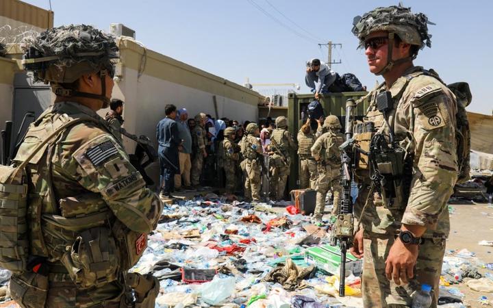 Tiết lộ thỏa thuận bí mật của Mỹ với Taliban ở sân bay Kabul - 1
