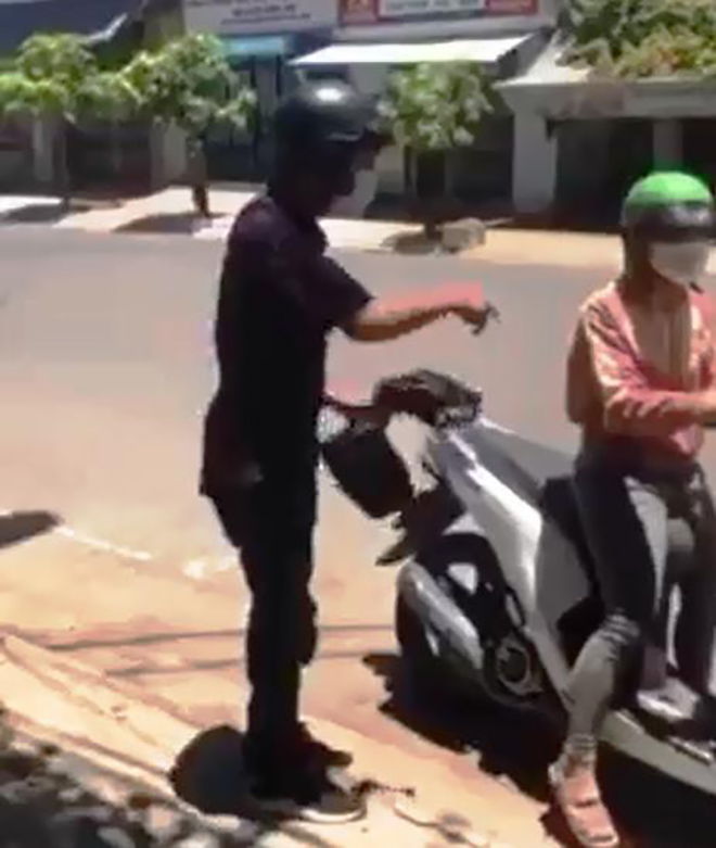 Tin tức 24h: Thanh niên lên facebook khoe chuyện diễn kịch khóc lóc, nói con ốm để "thông chốt" - 2