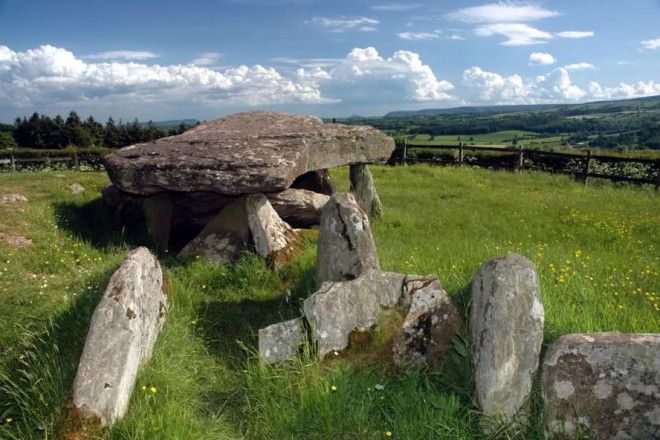 Phát hiện mộ đá liên quan vua Arthur, lâu đời hơn bãi đá cổ Stonehenge - 1