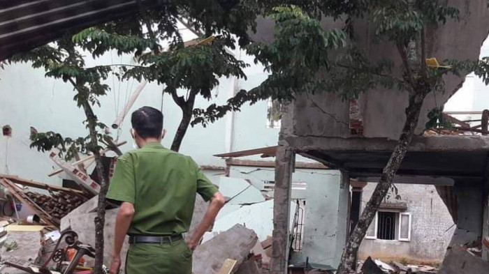 Quảng Nam: Cặp vợ chồng tử vong sau tiếng nổ lớn, căn nhà cấp 4 sập đổ - 1