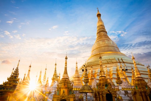 Loá mắt với toà tháp dát 7 tấn vàng của Myanmar - 1