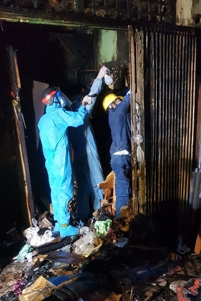 Cảnh sát cứu cụ bà bị ngạt khói trong đám cháy - 2