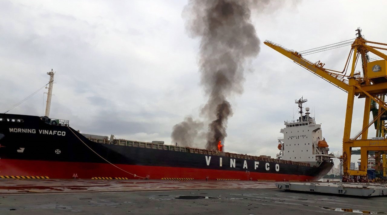 TP.HCM: Tàu hàng neo đậu tại cảng bất ngờ bốc cháy dữ dội - 1