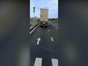 Video: Thót tim cảnh xe đạp liều lĩnh bám đuôi xe container