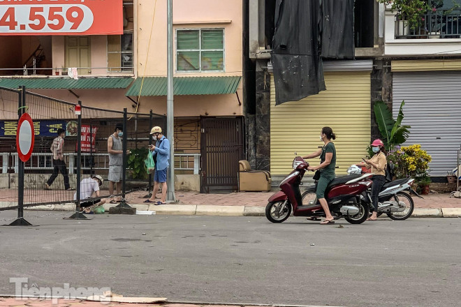 Nhức mắt cảnh luồn rào qua chốt cứng ở Hà Nội - 11