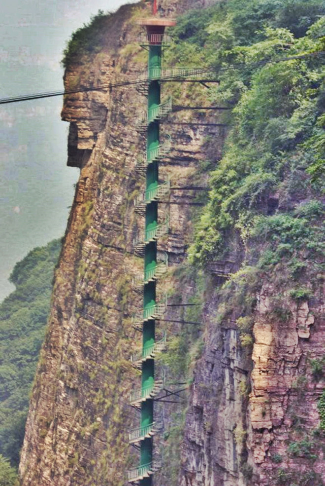 Chóng mặt với cầu thang xoắn ốc cao 100 mét trên dãy núi Trung Quốc - 1