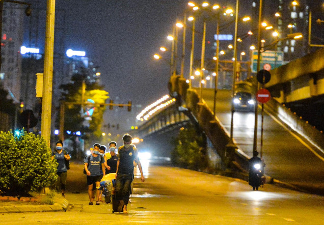 CLIP: Hơn 30 người lao động tay xách nách mang đi bộ xuyên đêm để về quê - 2