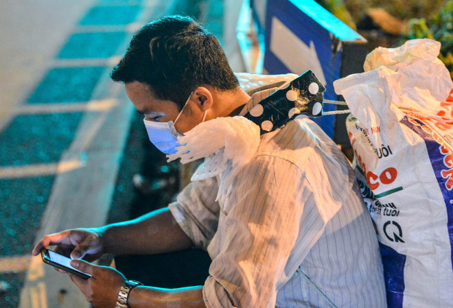 CLIP: Hơn 30 người lao động tay xách nách mang đi bộ xuyên đêm để về quê - 4