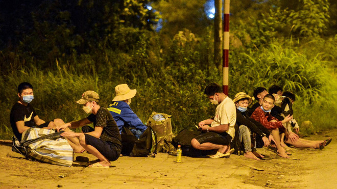 CLIP: Hơn 30 người lao động tay xách nách mang đi bộ xuyên đêm để về quê - 6