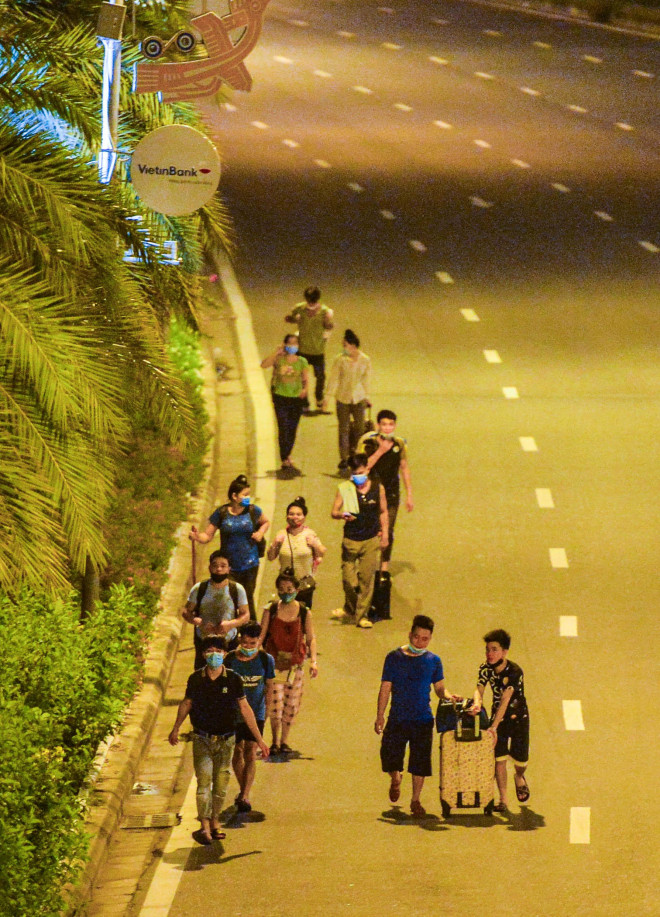 CLIP: Hơn 30 người lao động tay xách nách mang đi bộ xuyên đêm để về quê - 9