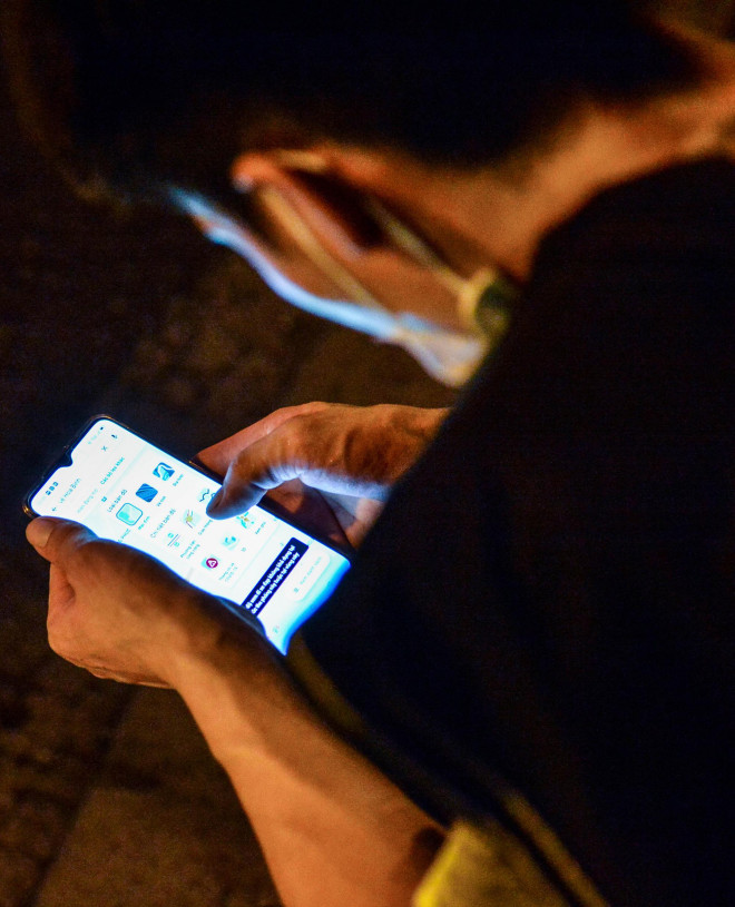 CLIP: Hơn 30 người lao động tay xách nách mang đi bộ xuyên đêm để về quê - 11