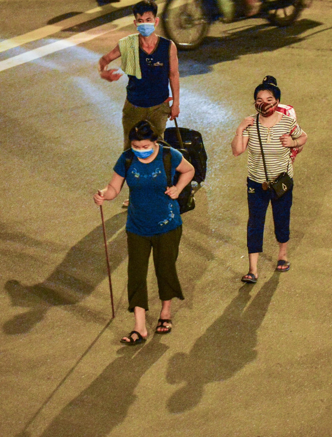 CLIP: Hơn 30 người lao động tay xách nách mang đi bộ xuyên đêm để về quê - 10