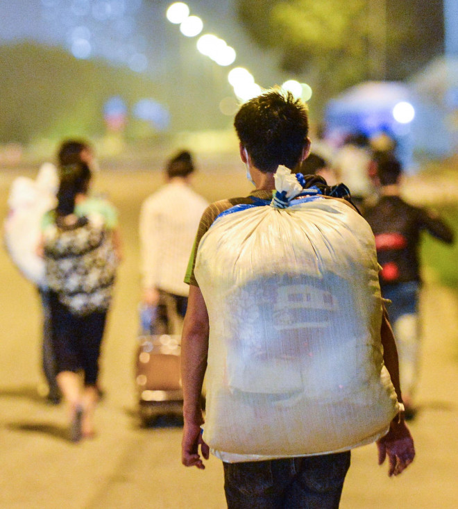 CLIP: Hơn 30 người lao động tay xách nách mang đi bộ xuyên đêm để về quê - 13