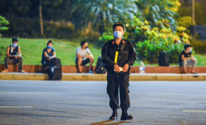 CLIP: Hơn 30 người lao động tay xách nách mang đi bộ xuyên đêm để về quê - 14